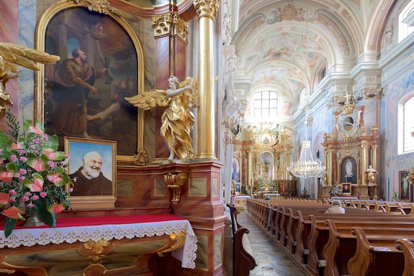 Iglesia de Santa Ana que incluye elementos del patrimonio, vistas interiores y patrimonio de arquitectura