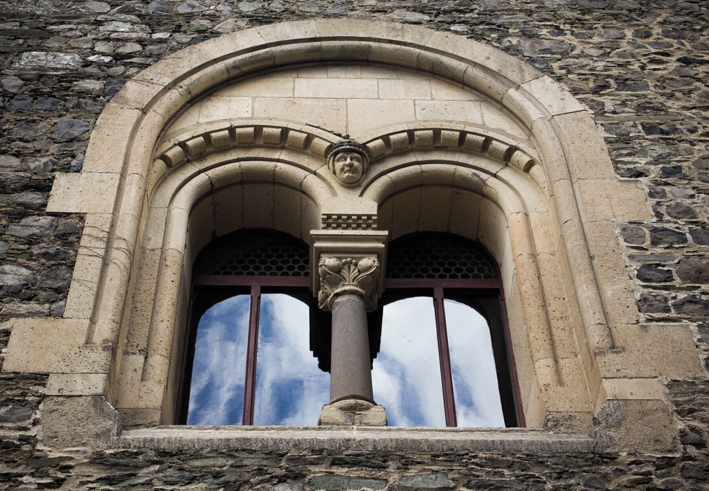 I absolutely love how perfectly the sky reflected in the windows of the castle. #bvstrove #instone
