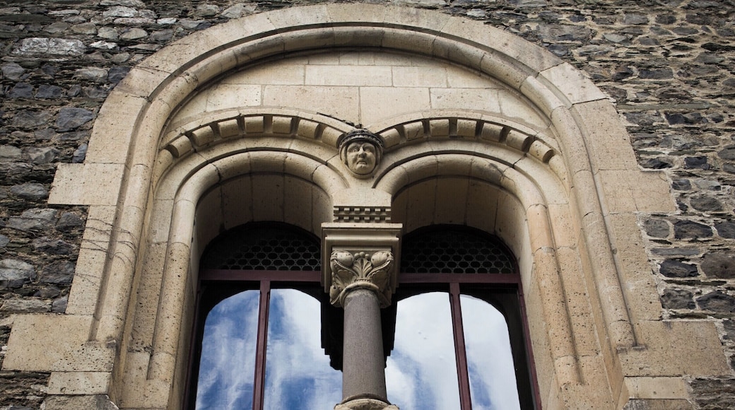 I absolutely love how perfectly the sky reflected in the windows of the castle. #bvstrove #instone