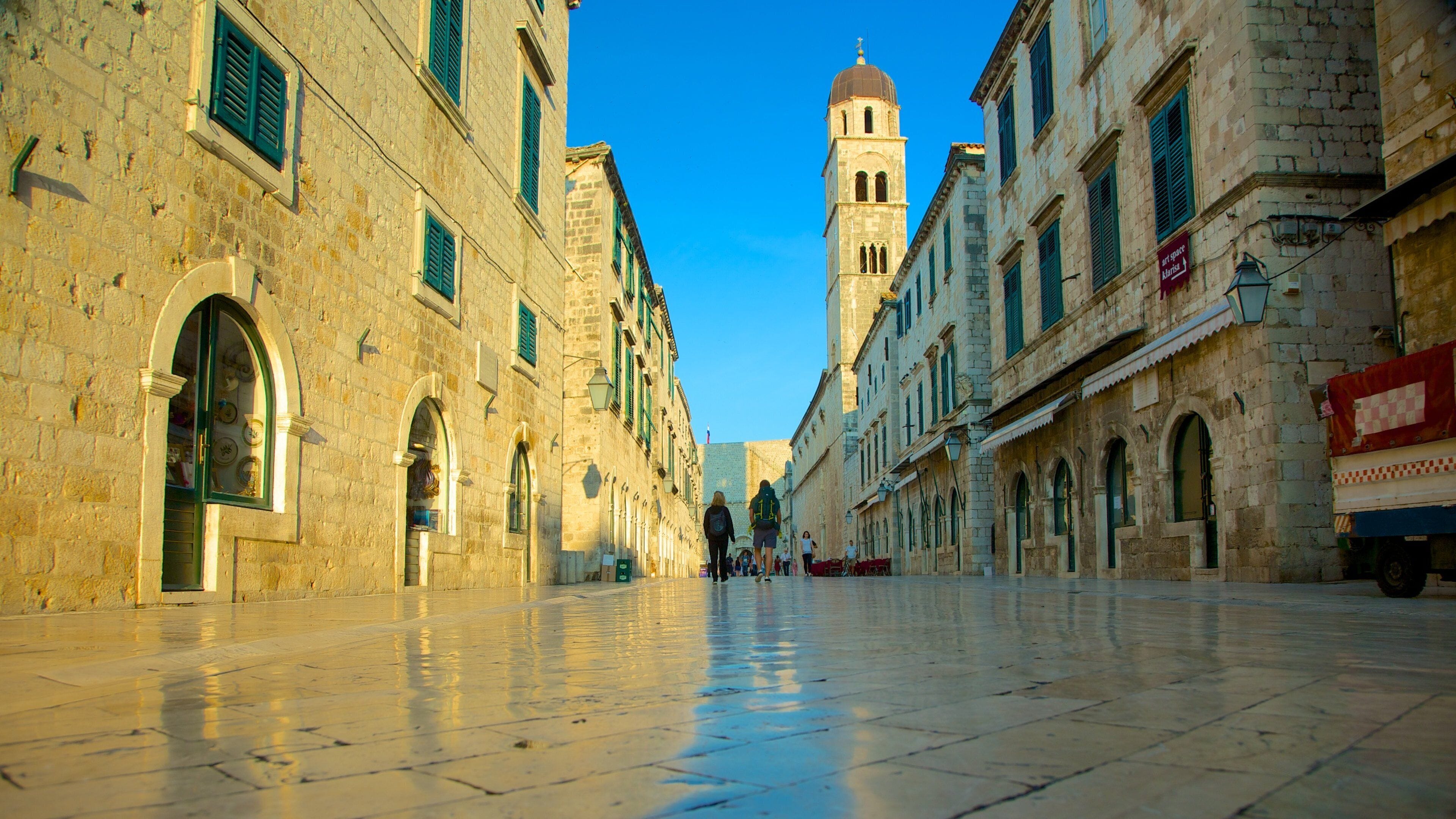 Stradun som viser gadeliv og historiske bygningsværker
