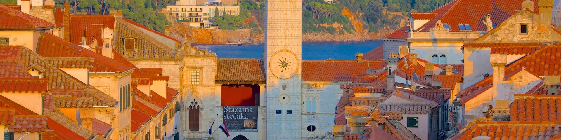Stradun que incluye una ciudad, una iglesia o catedral y arquitectura patrimonial