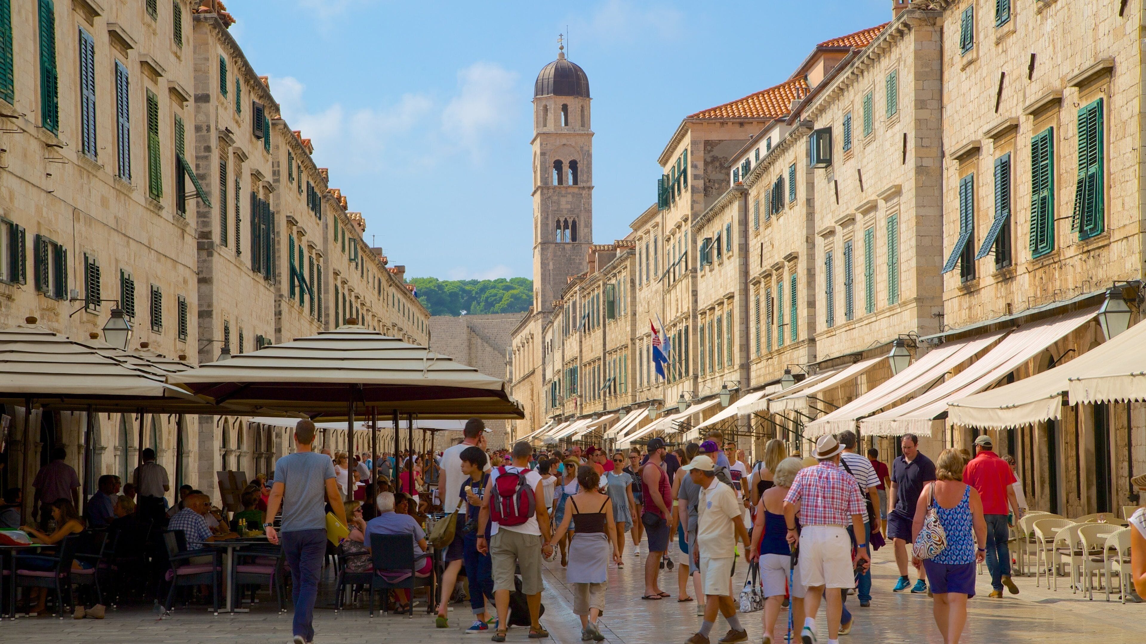 Stradun showing outdoor eating and heritage architecture as well as a large group of people