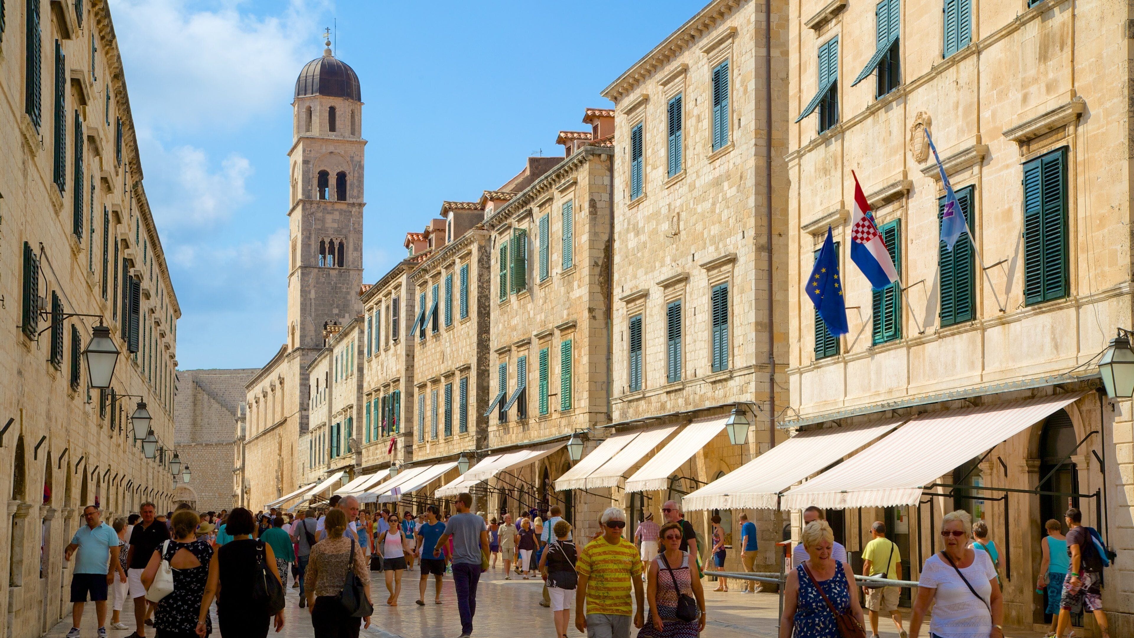 Stradun som viser historisk arkitektur i tillegg til en stor gruppe med mennesker