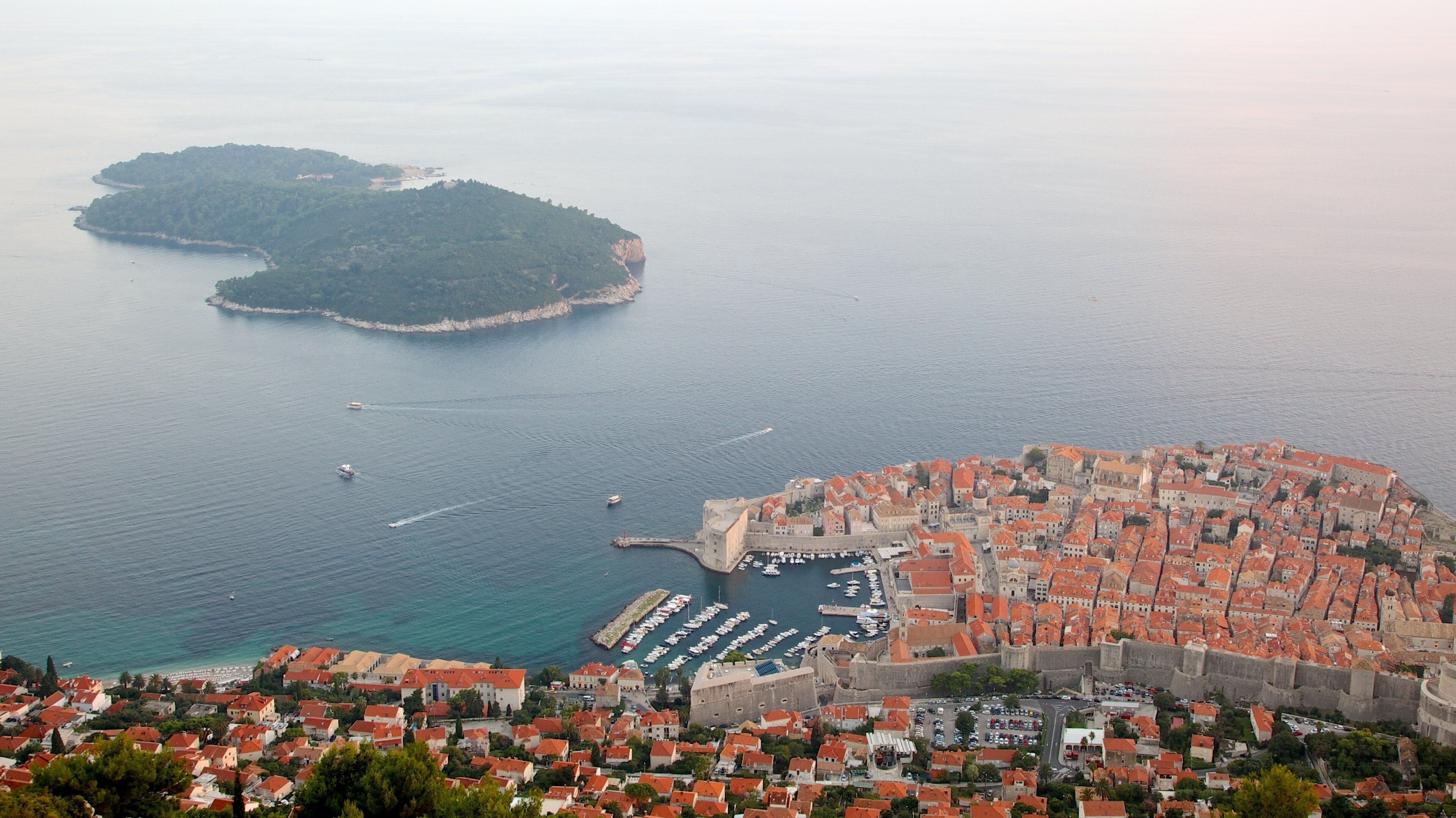 Lokrum Island som omfatter en kystby og billeder af øer