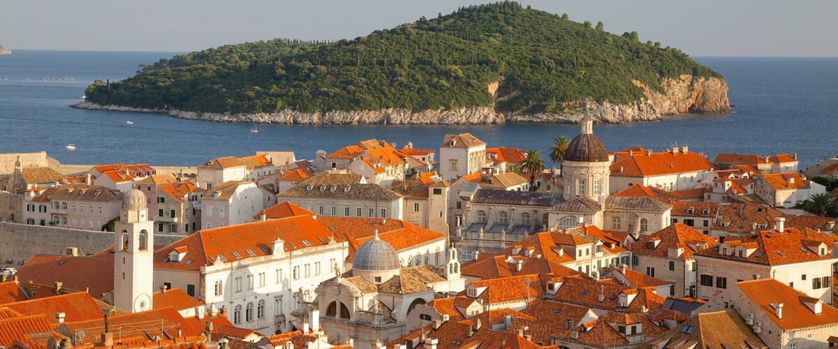 Lokrum som visar en kuststad och övyer