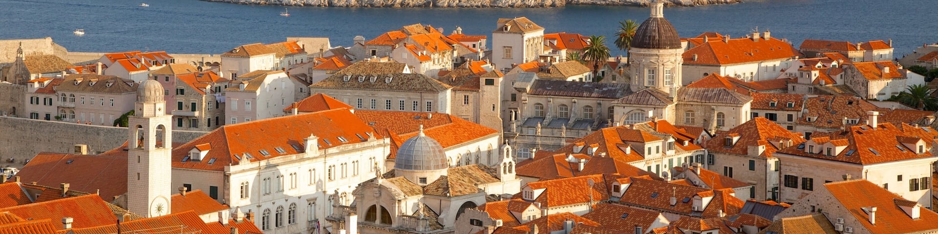 Ile de Lokrum qui includes images d\'île et ville côtière