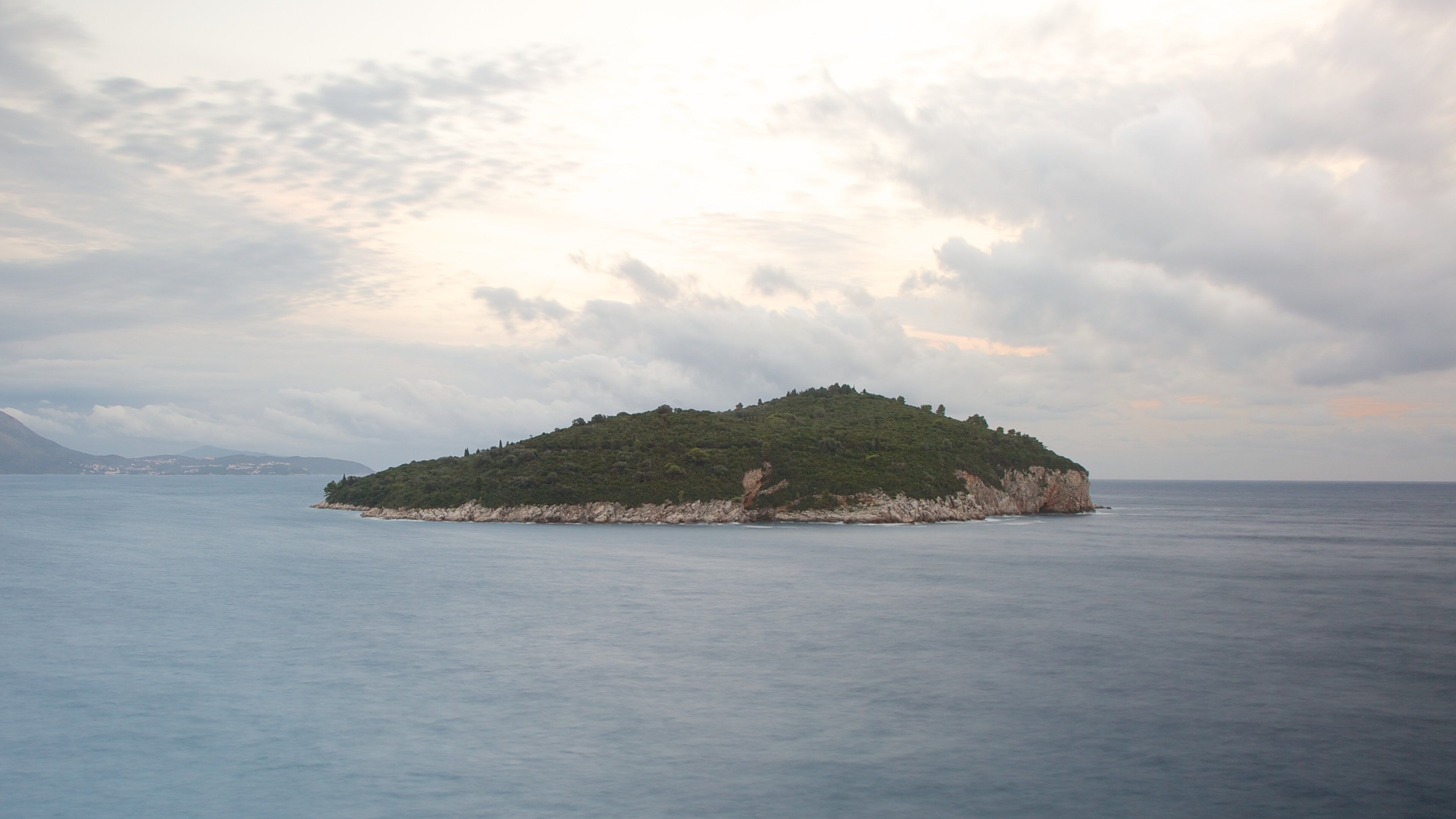 Ile de Lokrum mettant en vedette images d\'île