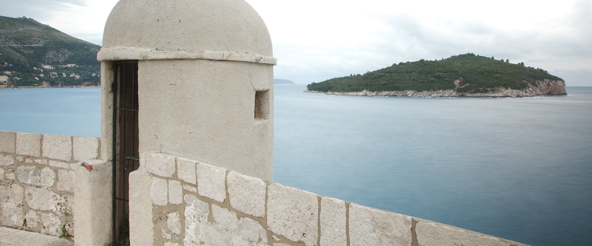 Insel Lokrum welches beinhaltet Geschichtliches und Inselansicht