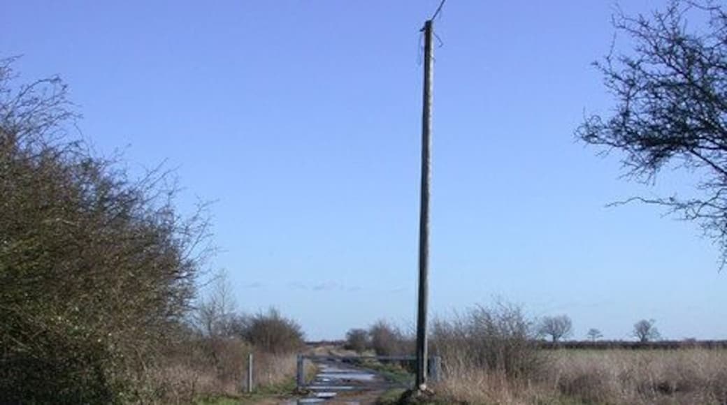 Puddles on the bridleway. If I go any further I'm going to need flippers! Although it has a compacted surface, and is far more suitable for motor vehicles than many Byways round here (660659), this is technically only a Public Bridleway.