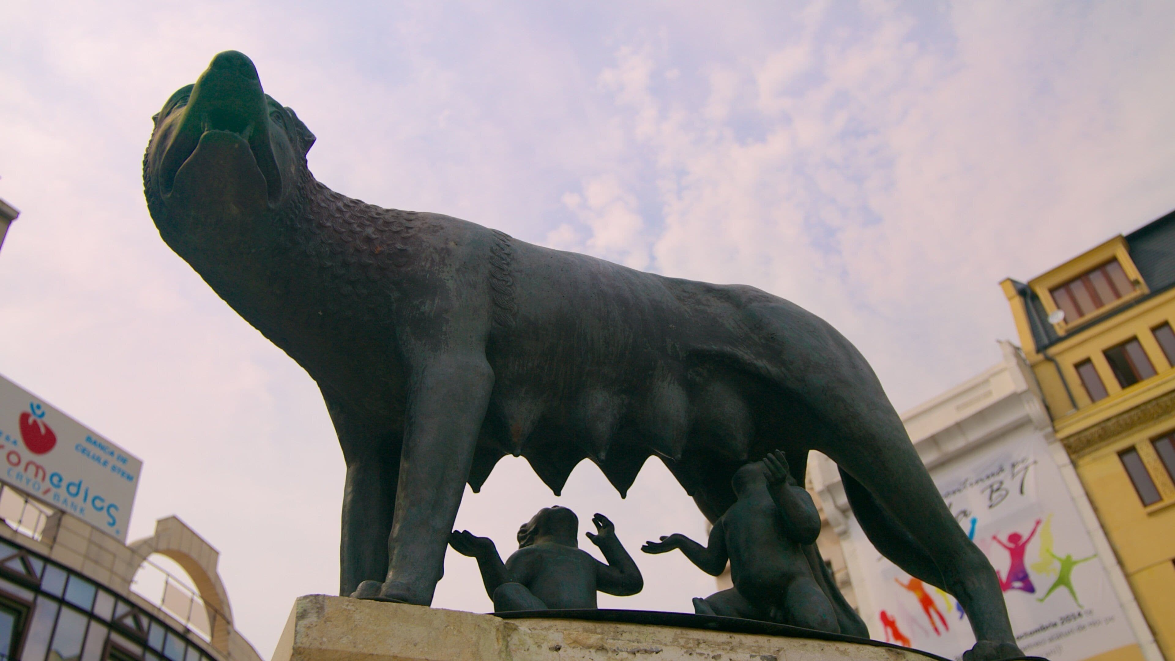 Lipscani mostrando una estatua o escultura