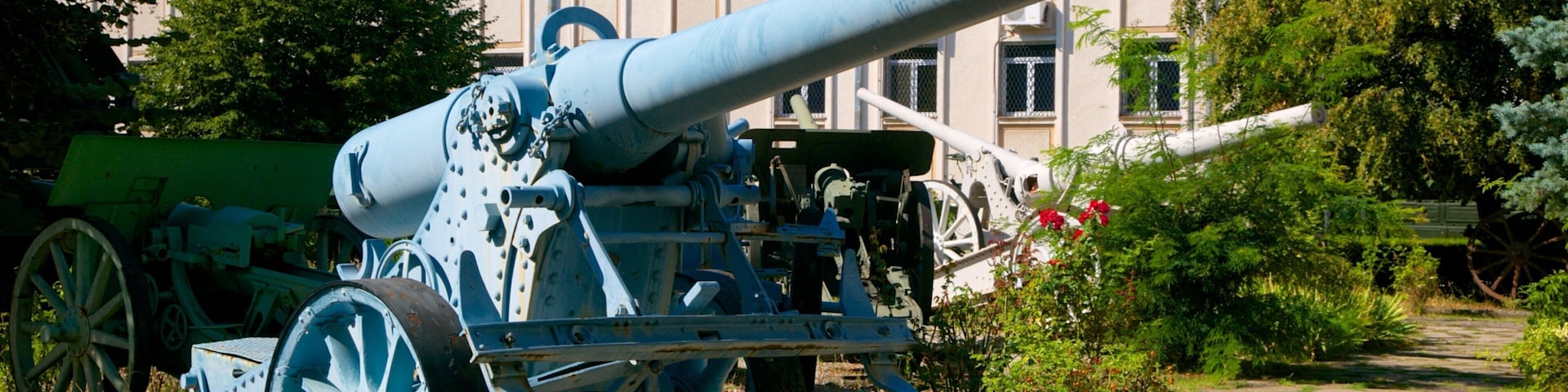 Museu Militar Nacional mostrando itens militares e elementos de patrimônio