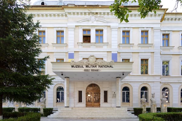 Nationales MilitÀrmuseum mit einem Beschilderung und historische Architektur