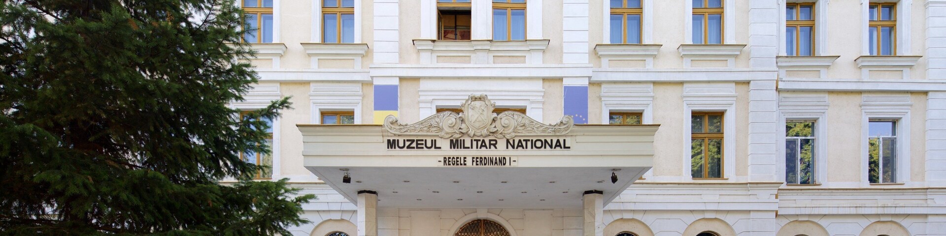 Nationales MilitÀrmuseum mit einem Beschilderung und historische Architektur