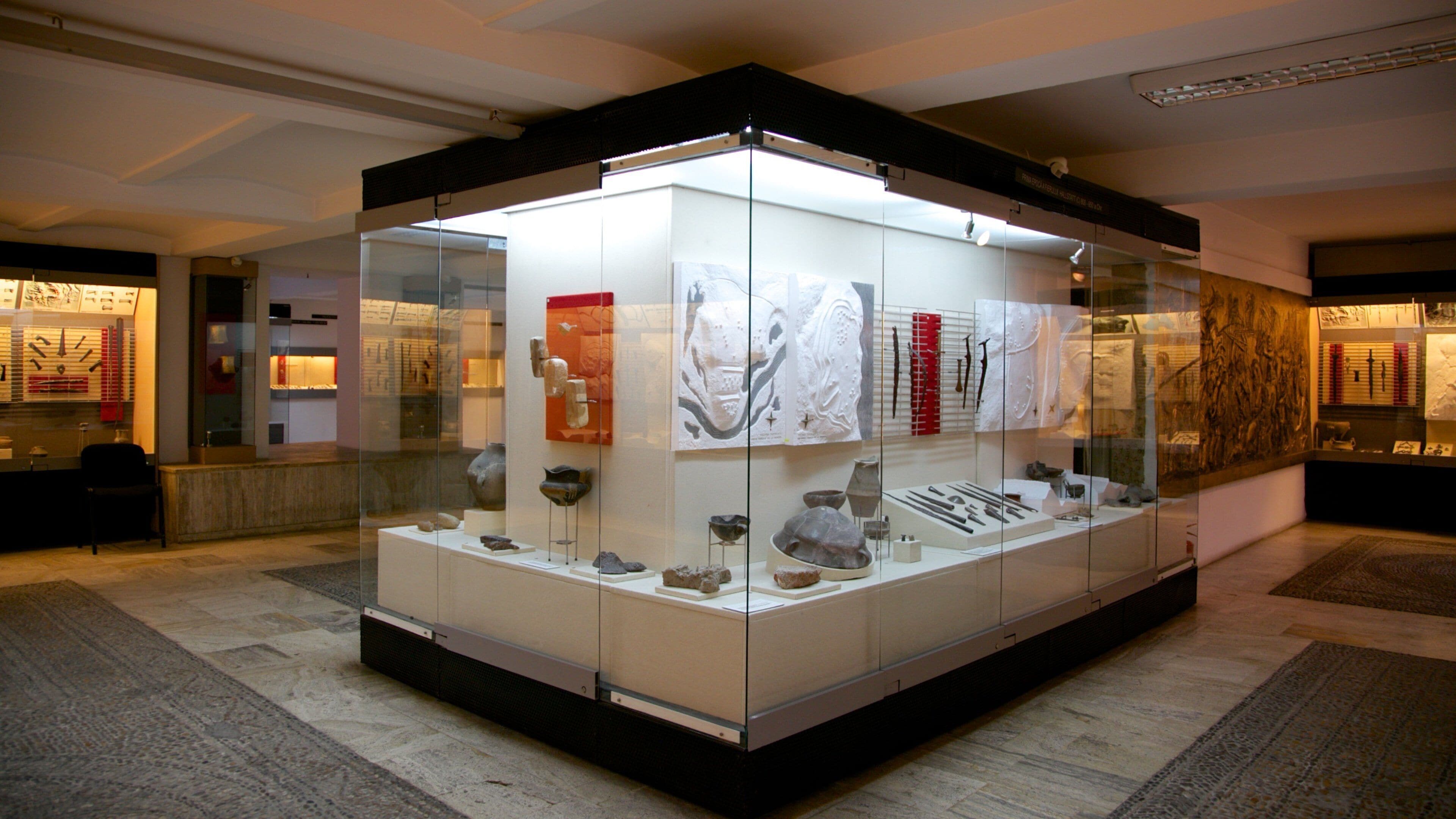 National Military Museum showing interior views