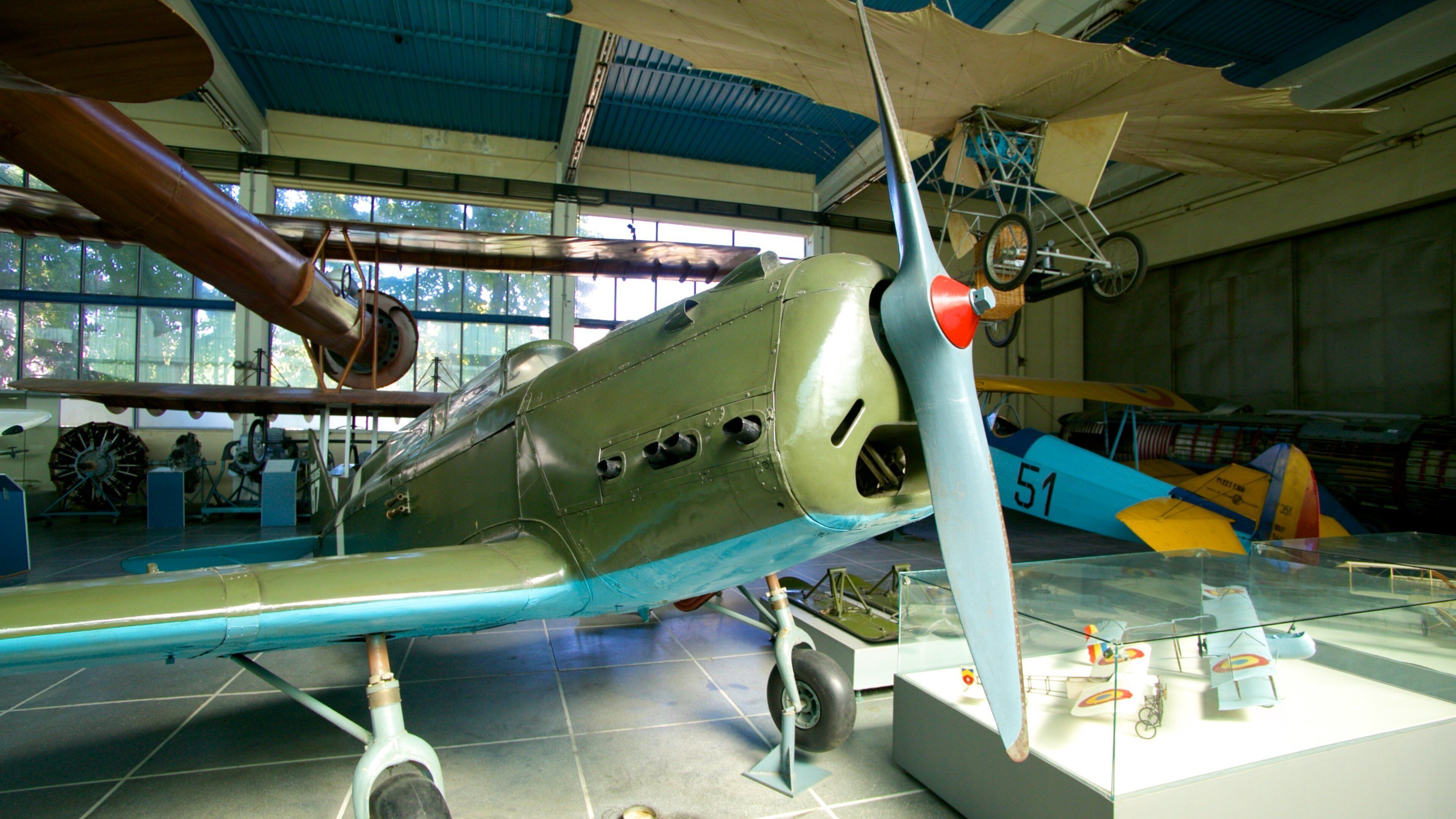 Museu Militar Nacional que inclui aeronave e vistas internas