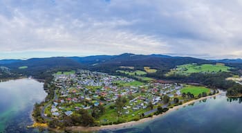 Eine Küstenstadt mit einem See, umgeben von Hügeln und Bergen.