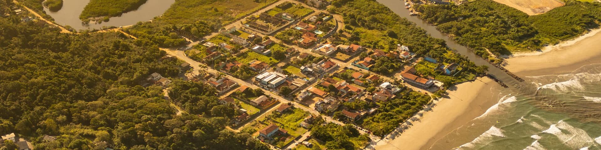 Visão Aérea da Praia de Peruíbe Perto da Costeira e do Morro Itatins
