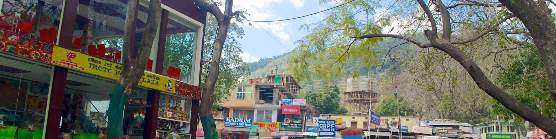 Kathgodam featuring street scenes as well as a large group of people