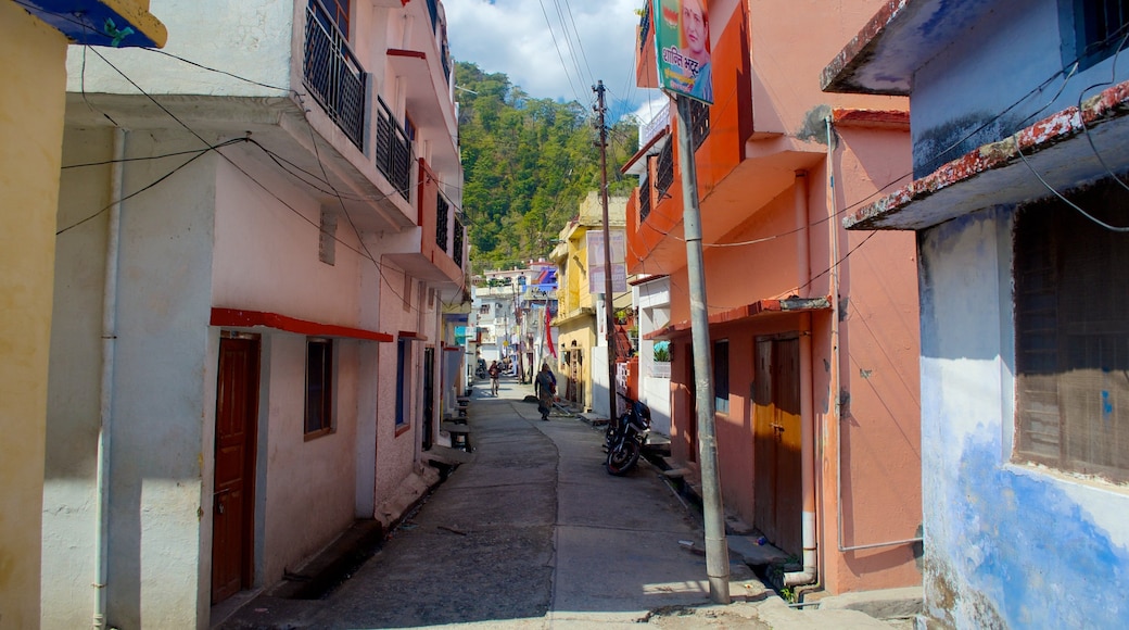 Kathgodam showing street scenes and a small town or village