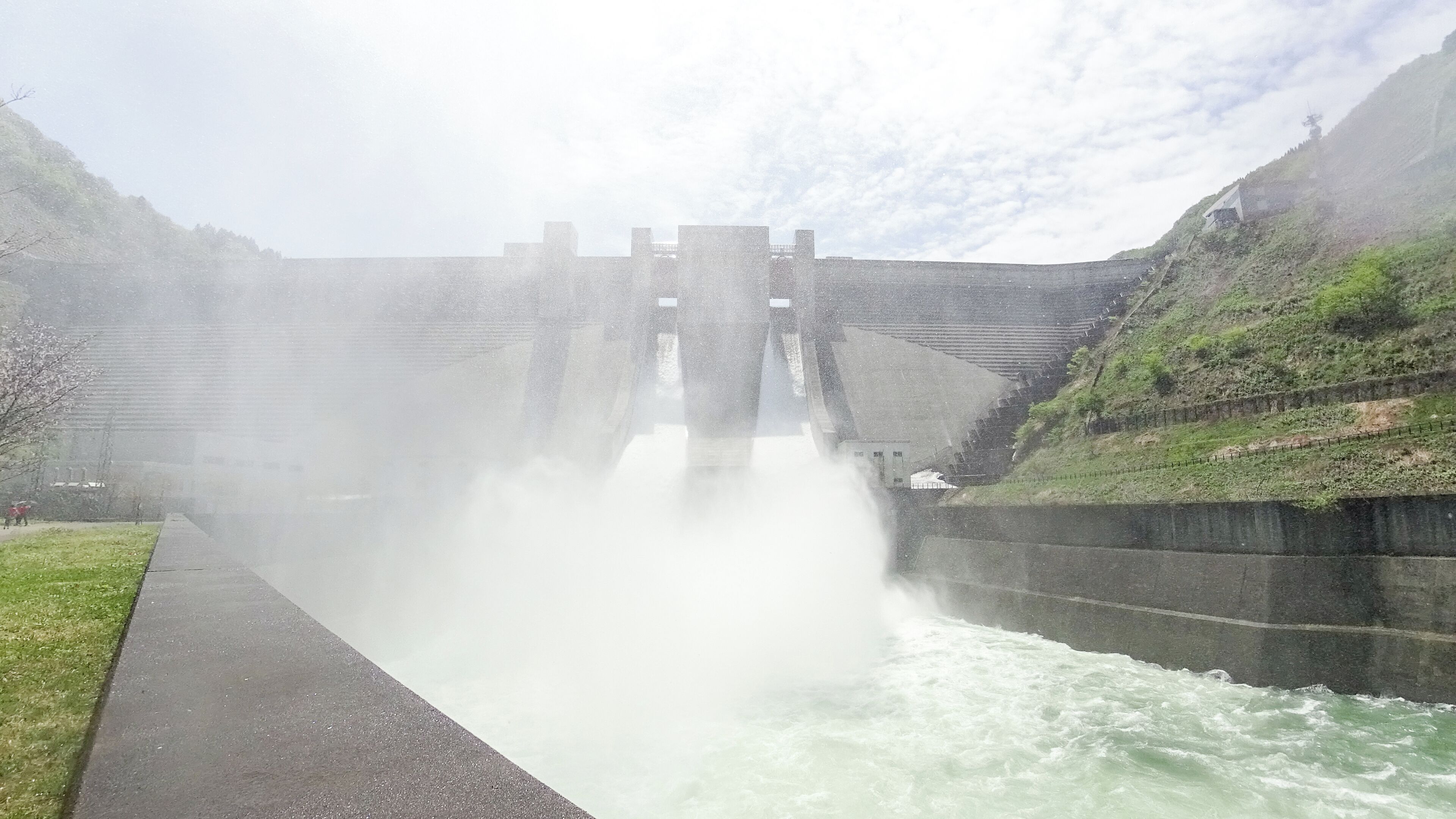 月山ダムの融雪放流。