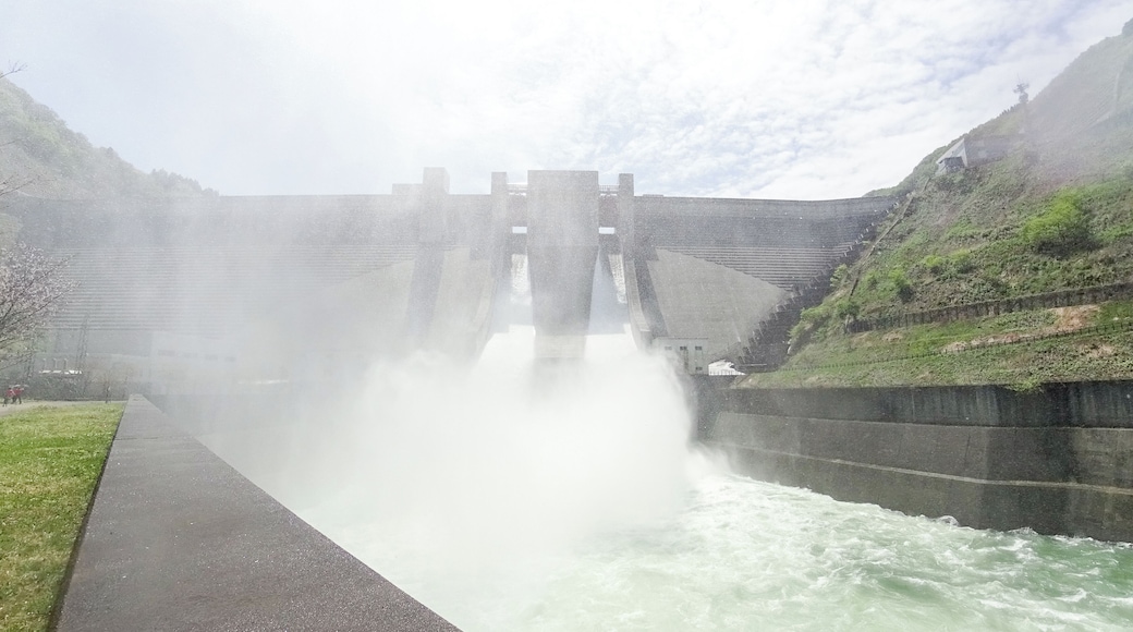 月山ダムの融雪放流。