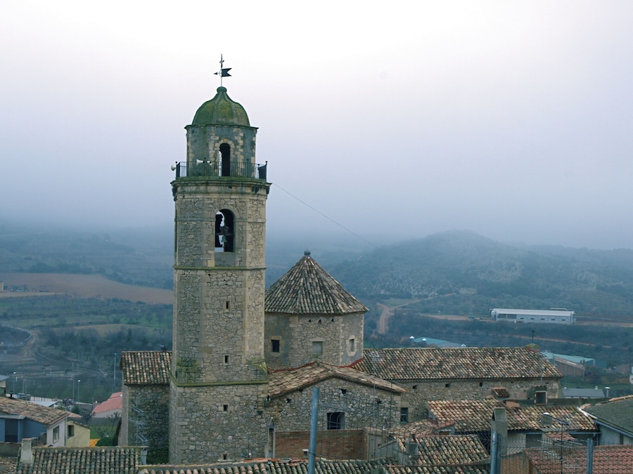 Foto retocada respecto a la original. Campanario de la iglesia de Os de Balaguer (La Noguera, Lérida) This is a photo of a building indexed in the Catalan heritage register as Bé Cultural d'Interès Local (BCIL) under the reference IPA-19842.