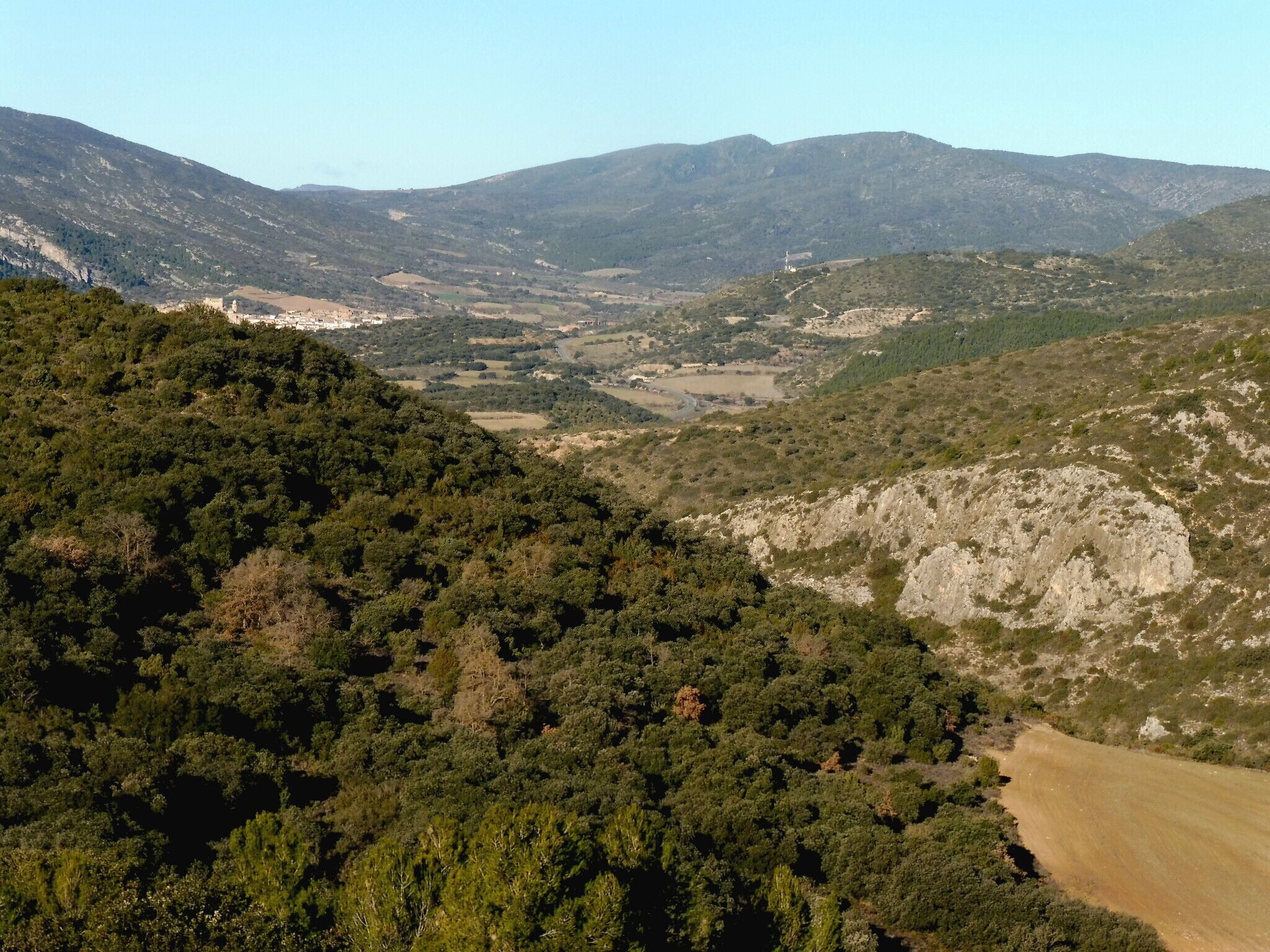 Castell de Campvim (les Avellanes i Santa Linya): vista a ponent: les muntanyes d'Os This is a photo of a building indexed in the Catalan heritage register as Bé Cultural d'Interès Local (BCIL) under the reference IPA-30749.