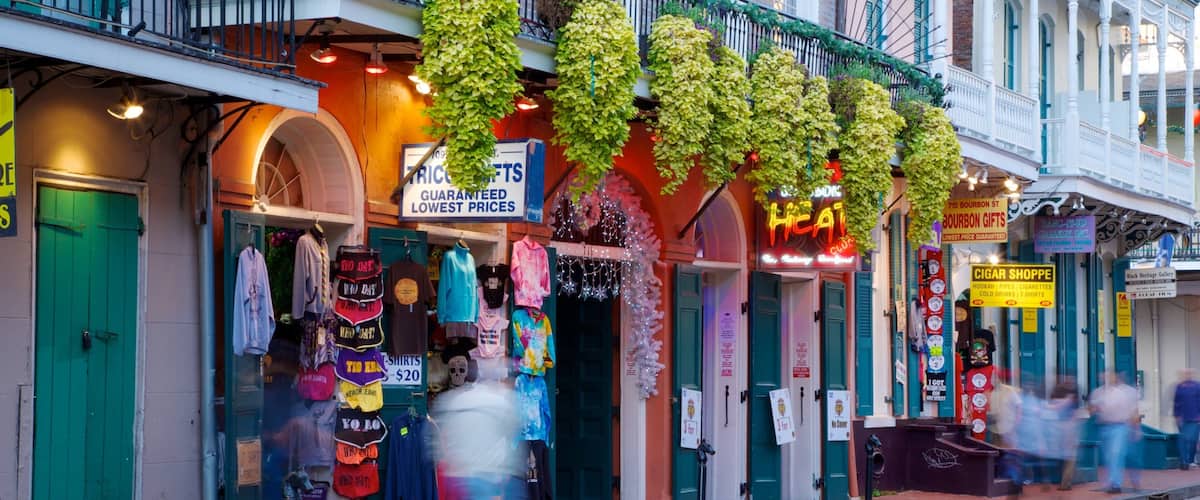 Bourbon Street ofreciendo una ciudad y escenas urbanas