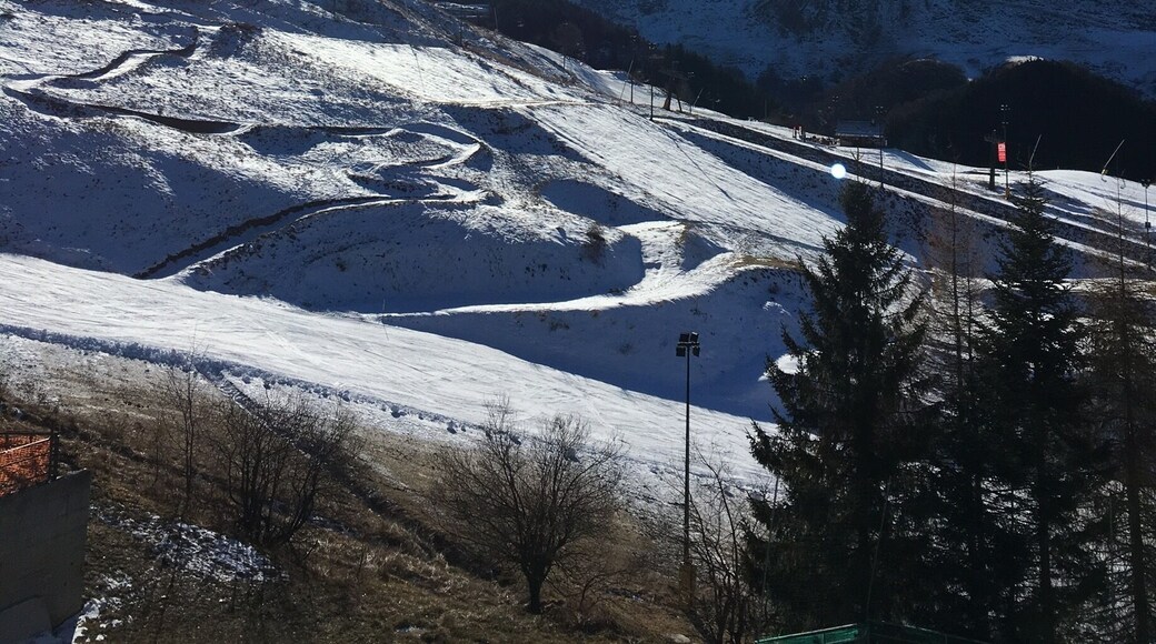 Sunny Italian skiing. With Bombadinos!