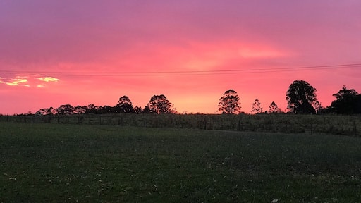 Pink sunset on the plateau. Sundowners in Alstonville - Northern NSW #pinksky #sundowner #alstonville #northcoast #summerland #lifeatexpedia