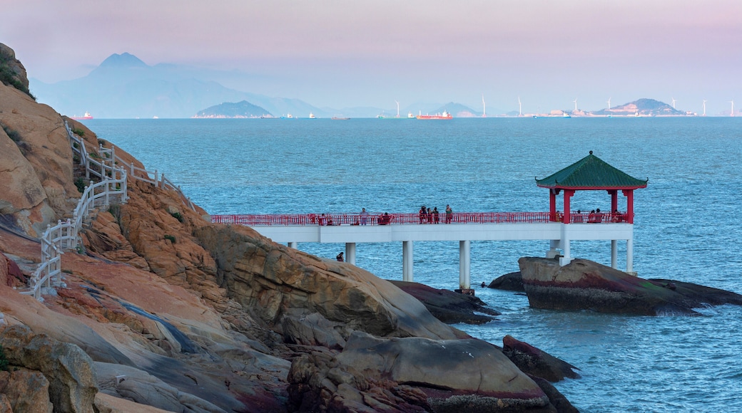 Hac-sa trail over the coast with a view over some China and Hong Kong Islands