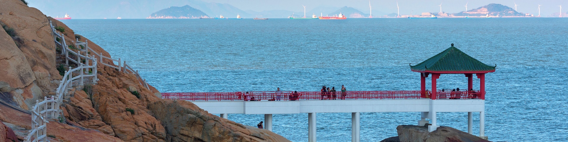 Hac-sa trail over the coast with a view over some China and Hong Kong Islands