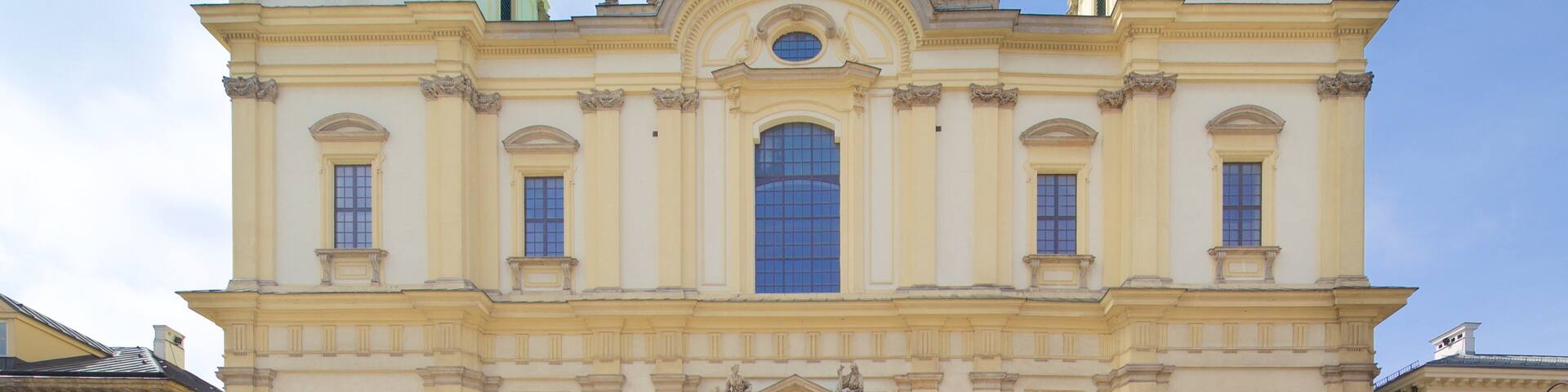 Holy Cross Church ofreciendo una iglesia o catedral, patrimonio de arquitectura y elementos del patrimonio