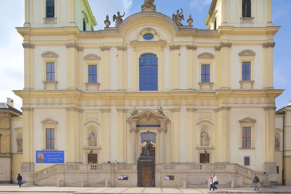Holy Cross Church ofreciendo una iglesia o catedral, patrimonio de arquitectura y elementos del patrimonio