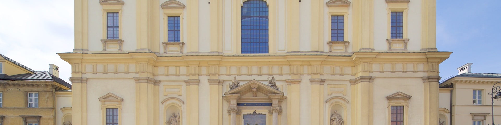 Holy Cross Church caracterizando arquitetura de patrimônio, elementos de patrimônio e uma igreja ou catedral