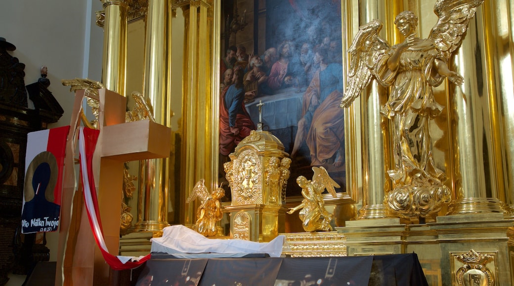 Holy Cross Church ofreciendo elementos religiosos y una iglesia o catedral