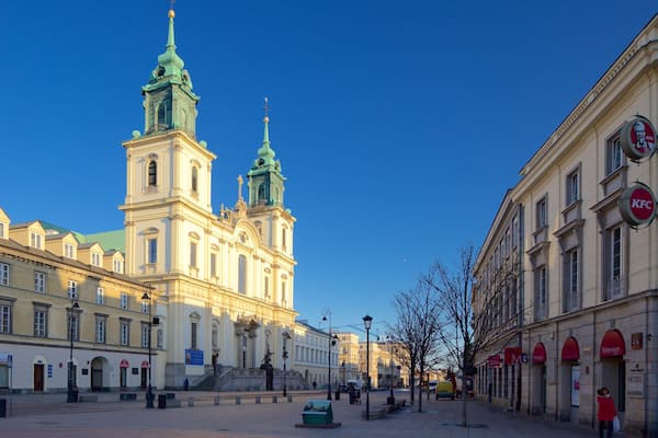 Pyhän ristin kirkko featuring vanha arkkitehtuuri