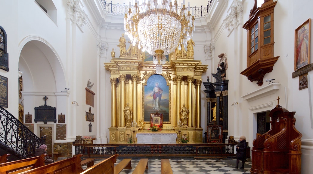 Det hellige kors\' kirke fasiliteter samt kirke eller katedral og innendørs