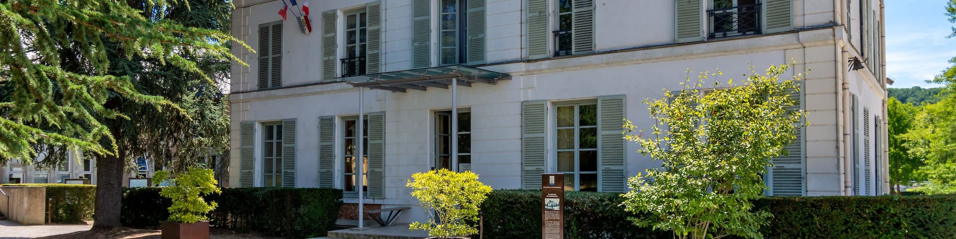 Vue extérieure de l'hôtel de ville de Gif-sur-Yvette, France, commune située au sud-ouest de Paris, dans le département français de l'Essonne, en région Île-de-France