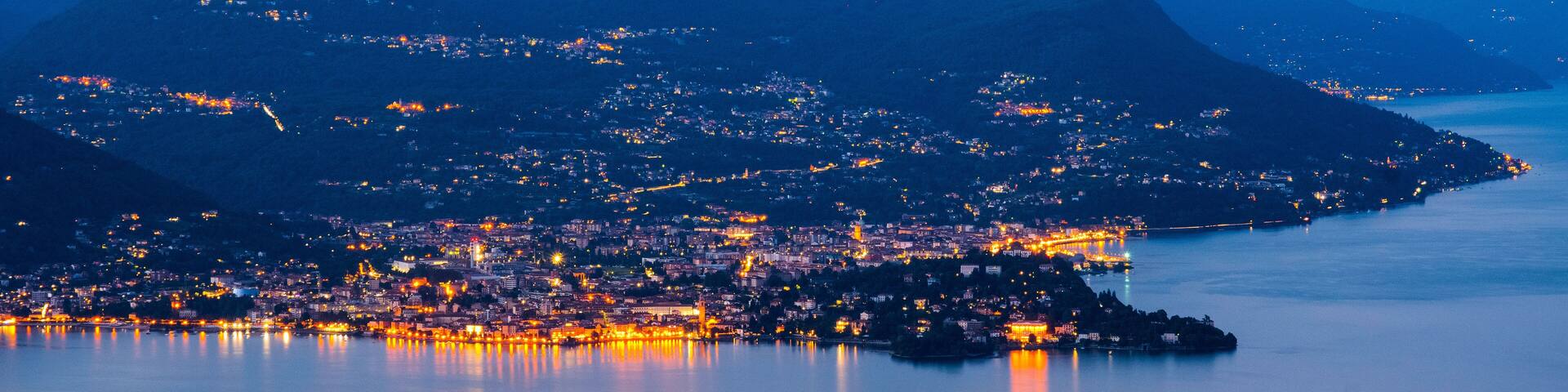 Lago Maggiore fotografato in tarda serata da Alpino di Gignese (VB), Piemonte, Italia.