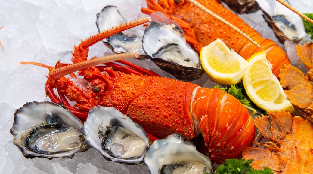 Capricorn Coast which includes dining out and food