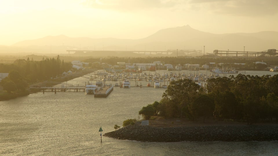 Gladstone som inkluderer marina og solnedgang