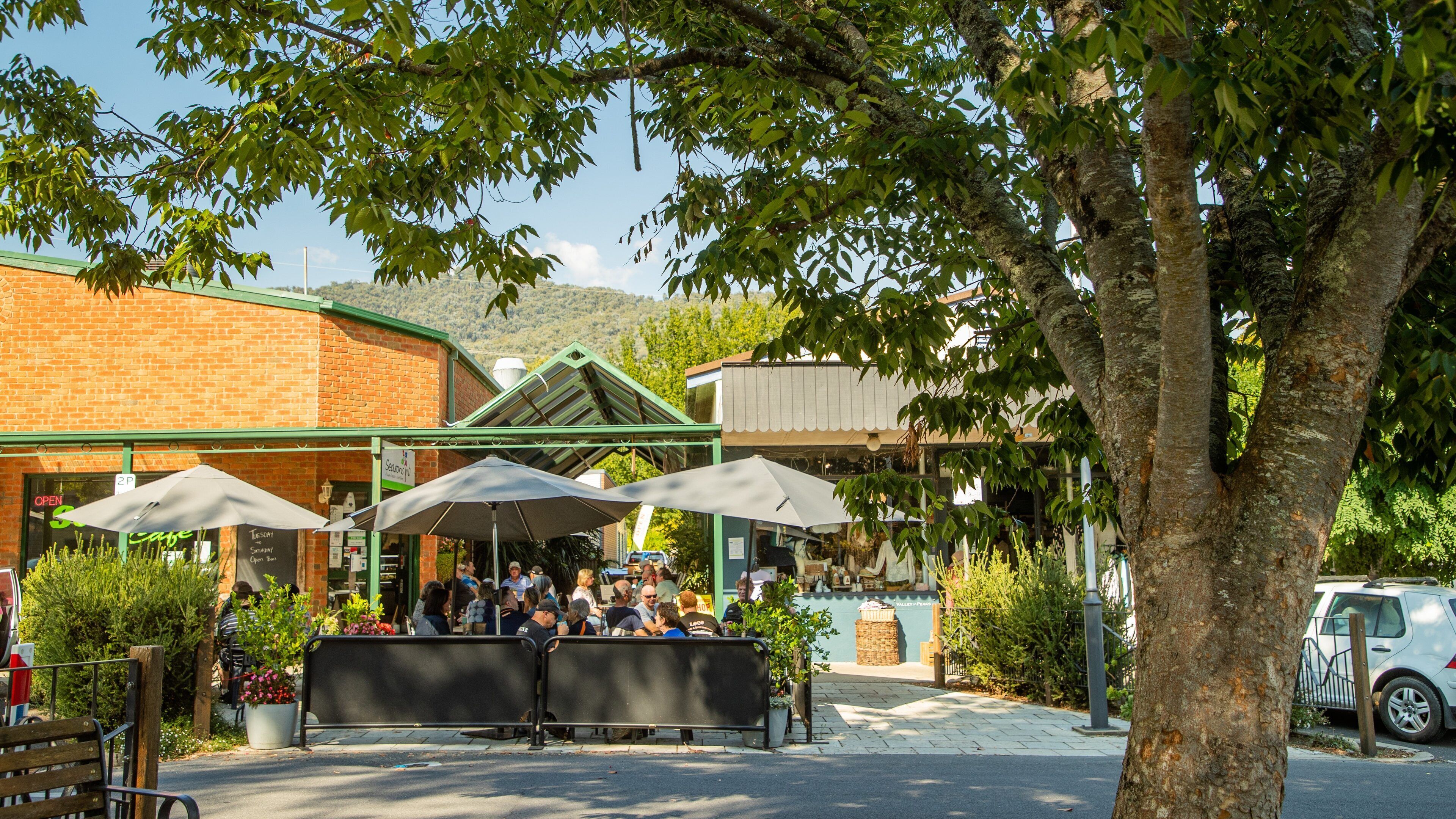 Mount Beauty featuring outdoor eating as well as a small group of people