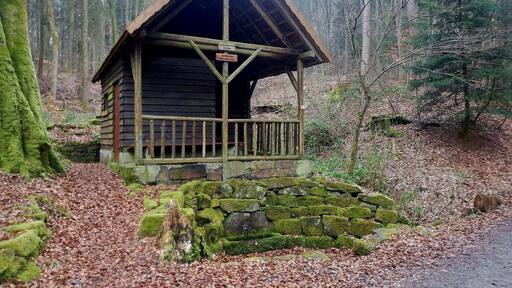 Kellersbrunnenhรผtte beim 127 km langen Neckarsteig