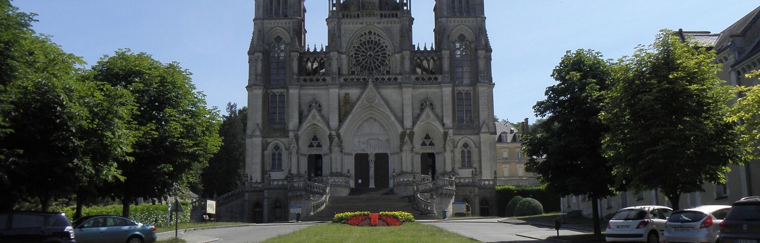 Basilique Notre-Dame de La Chapelle-Montligeon (61). Extérieur. Façade occidentale.