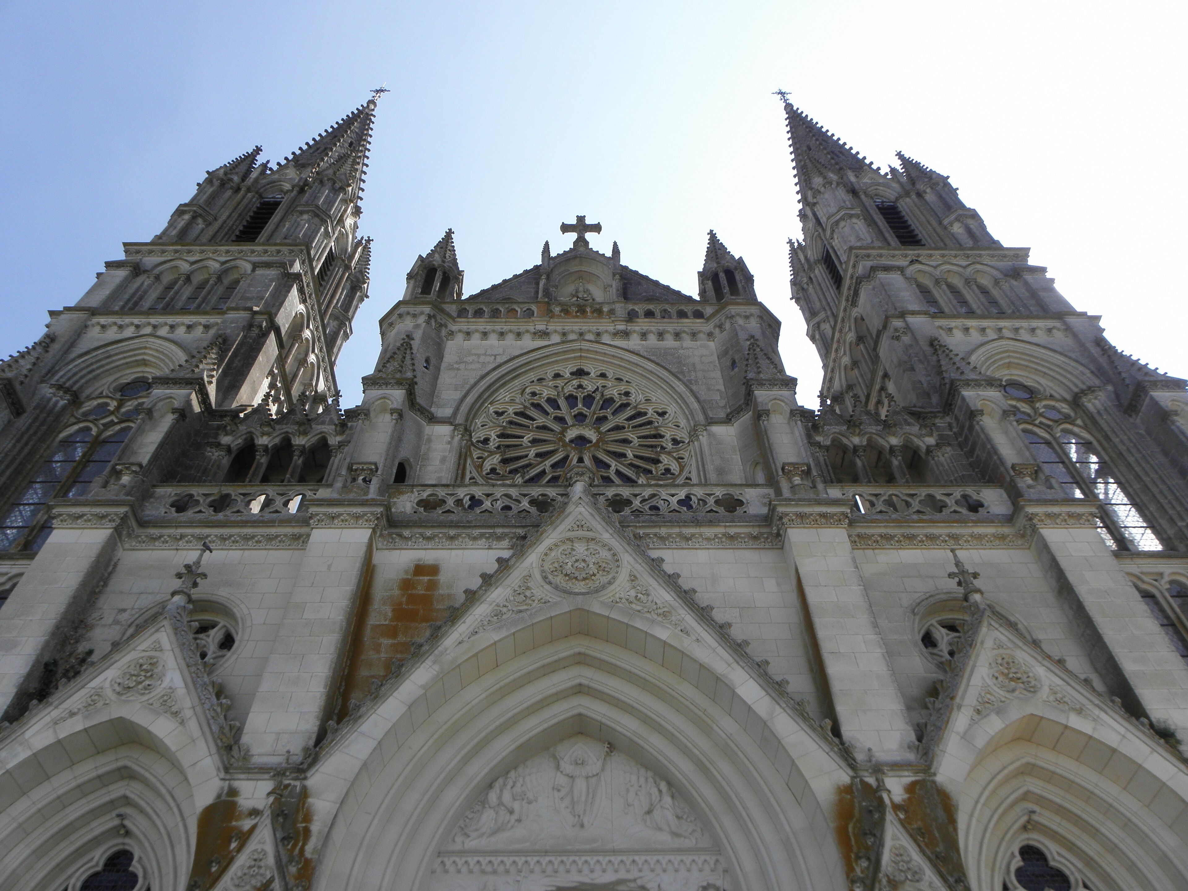 Basilique Notre-Dame de La Chapelle-Montligeon (61). Extérieur. Façade occidentale.