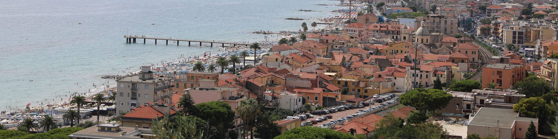 Widok włoskiej plaży i miast z górskich szlaków