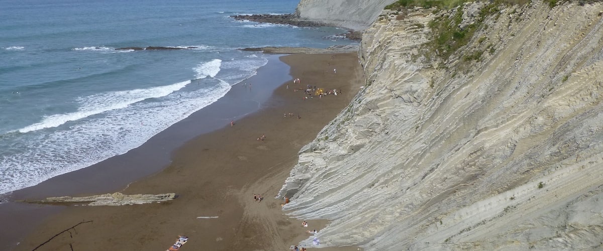 Playa de Itzurun y Flysch en Zumaia, Gipuzkoa, en el País vasco (España).
