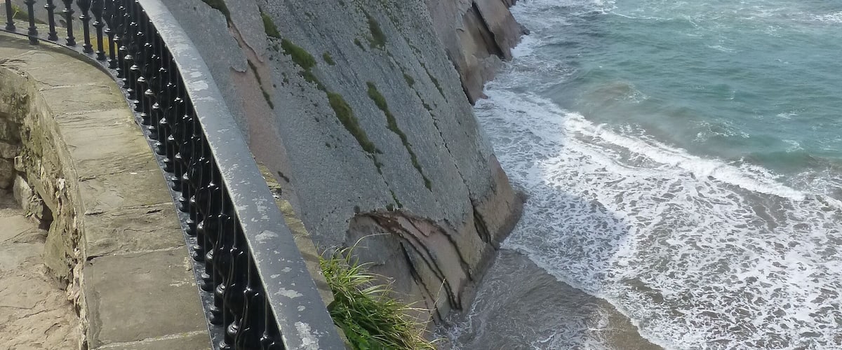 Playa de Itzurun y Flysch en Zumaia, Gipuzkoa, en el País vasco (España).