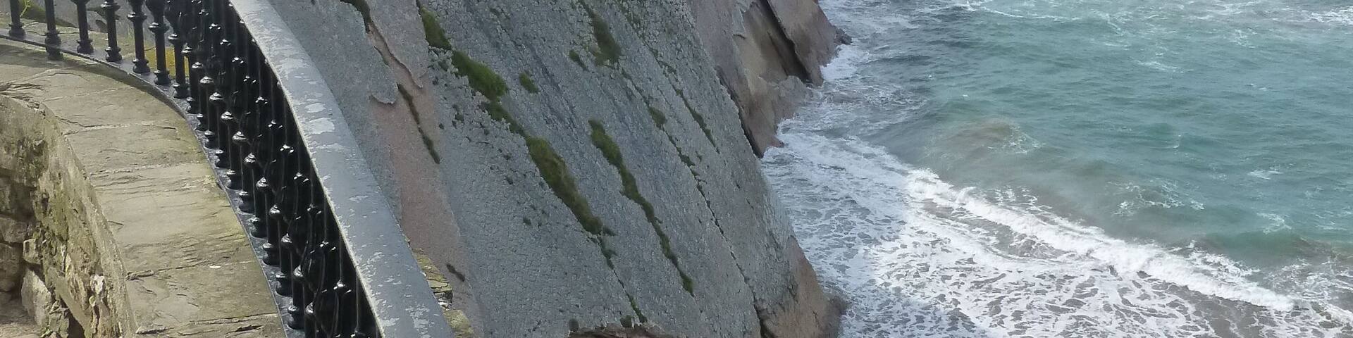 Playa de Itzurun y Flysch en Zumaia, Gipuzkoa, en el País vasco (España).